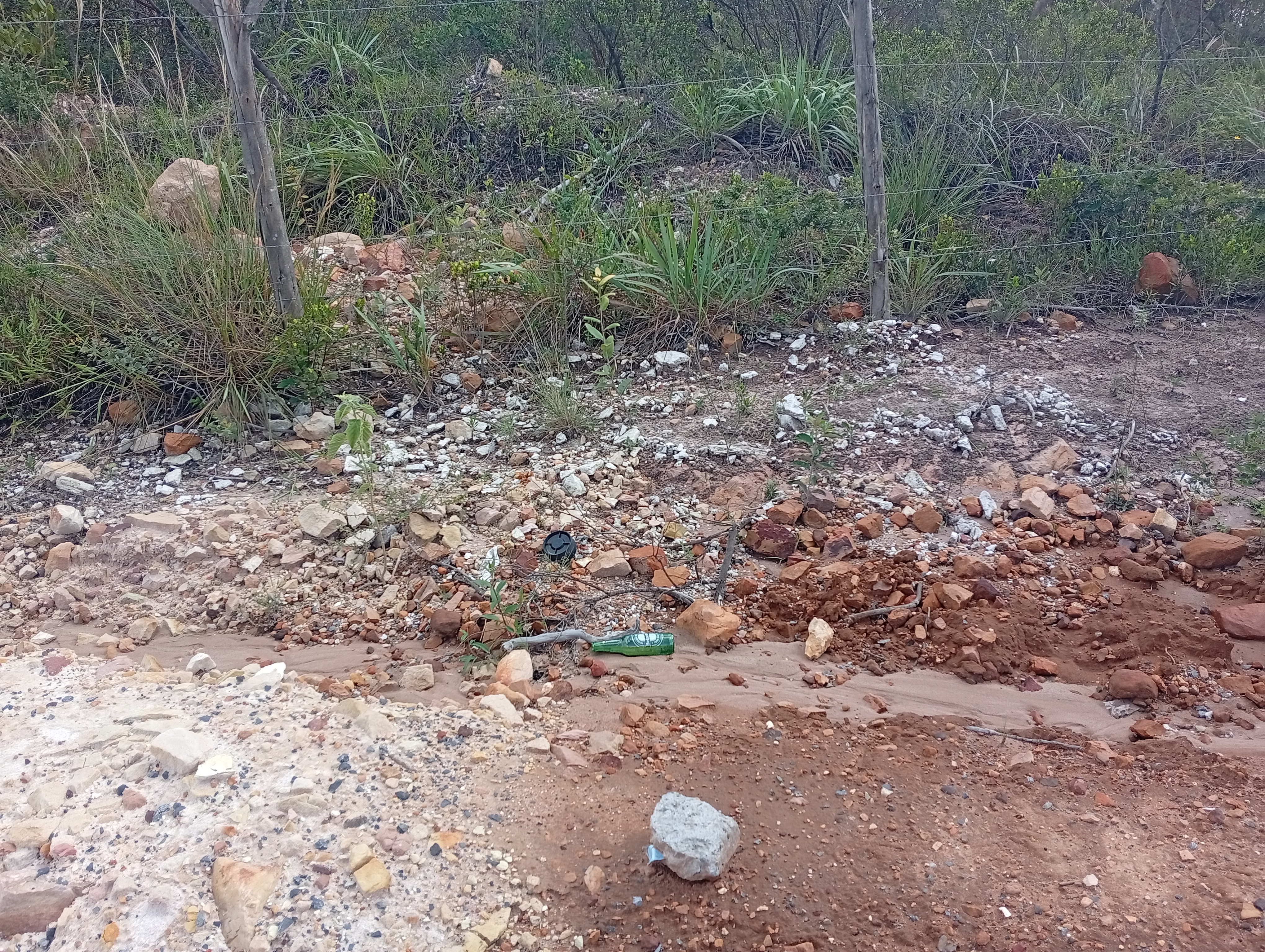 Lixo na área de chegada ao Poço dos Patos