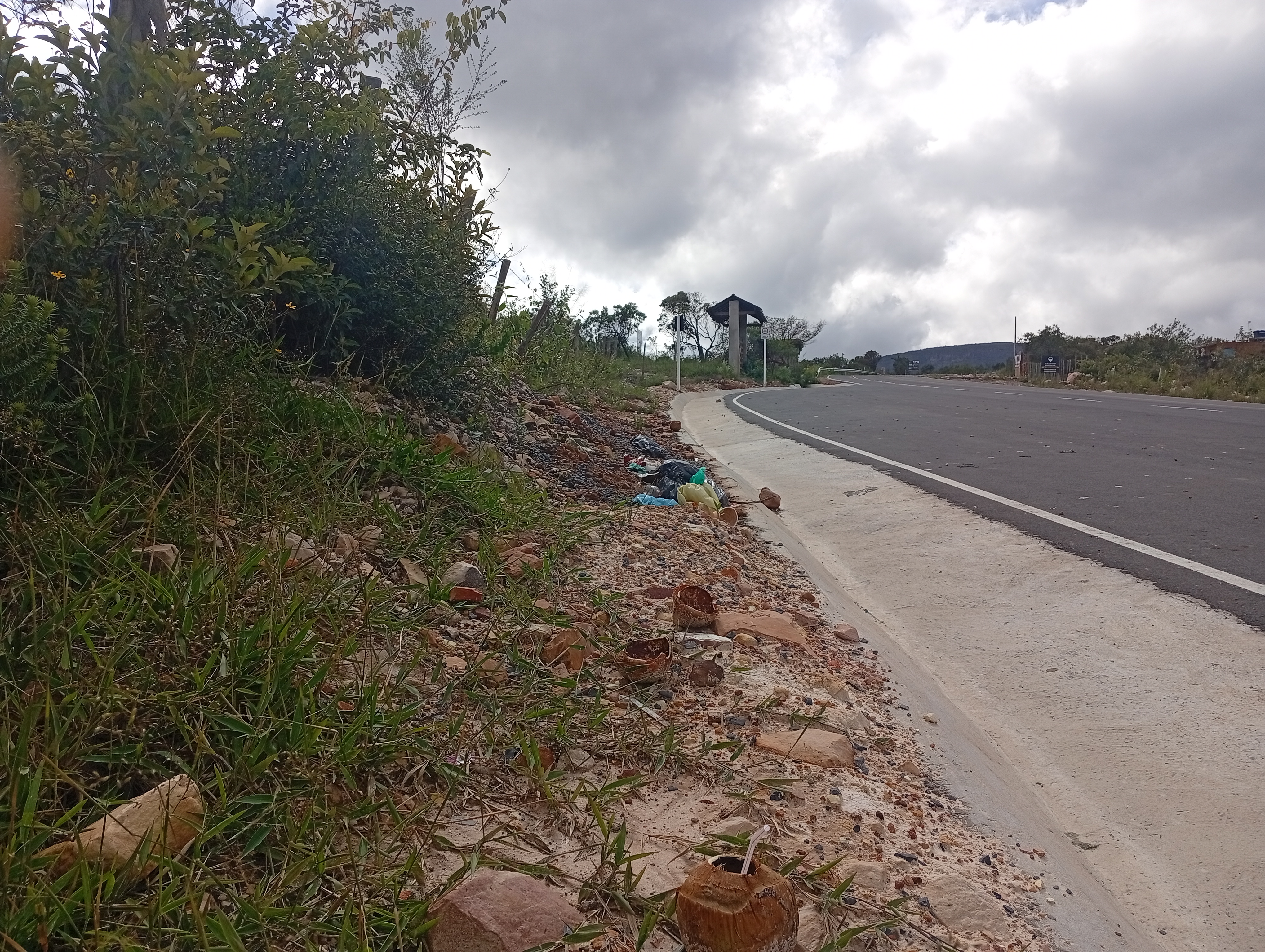 Resíduos espalhados no local